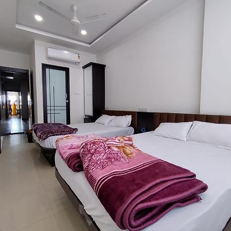 Hotel Jyoti Shree Uddzsaín Kültér fotó