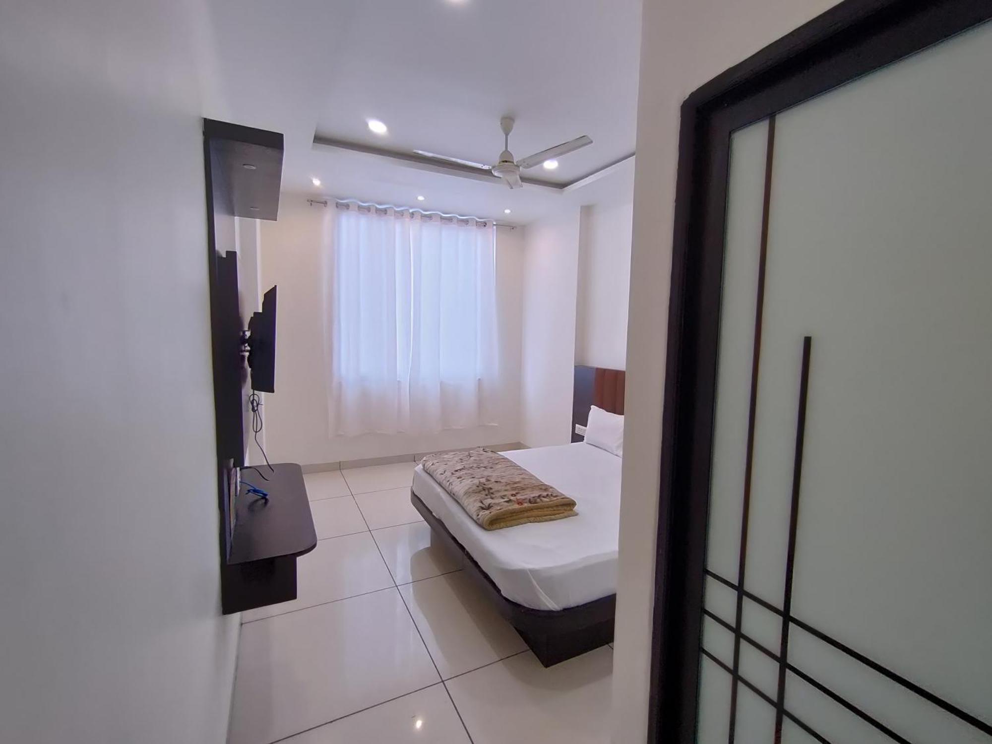 Hotel Jyoti Shree Uddzsaín Kültér fotó