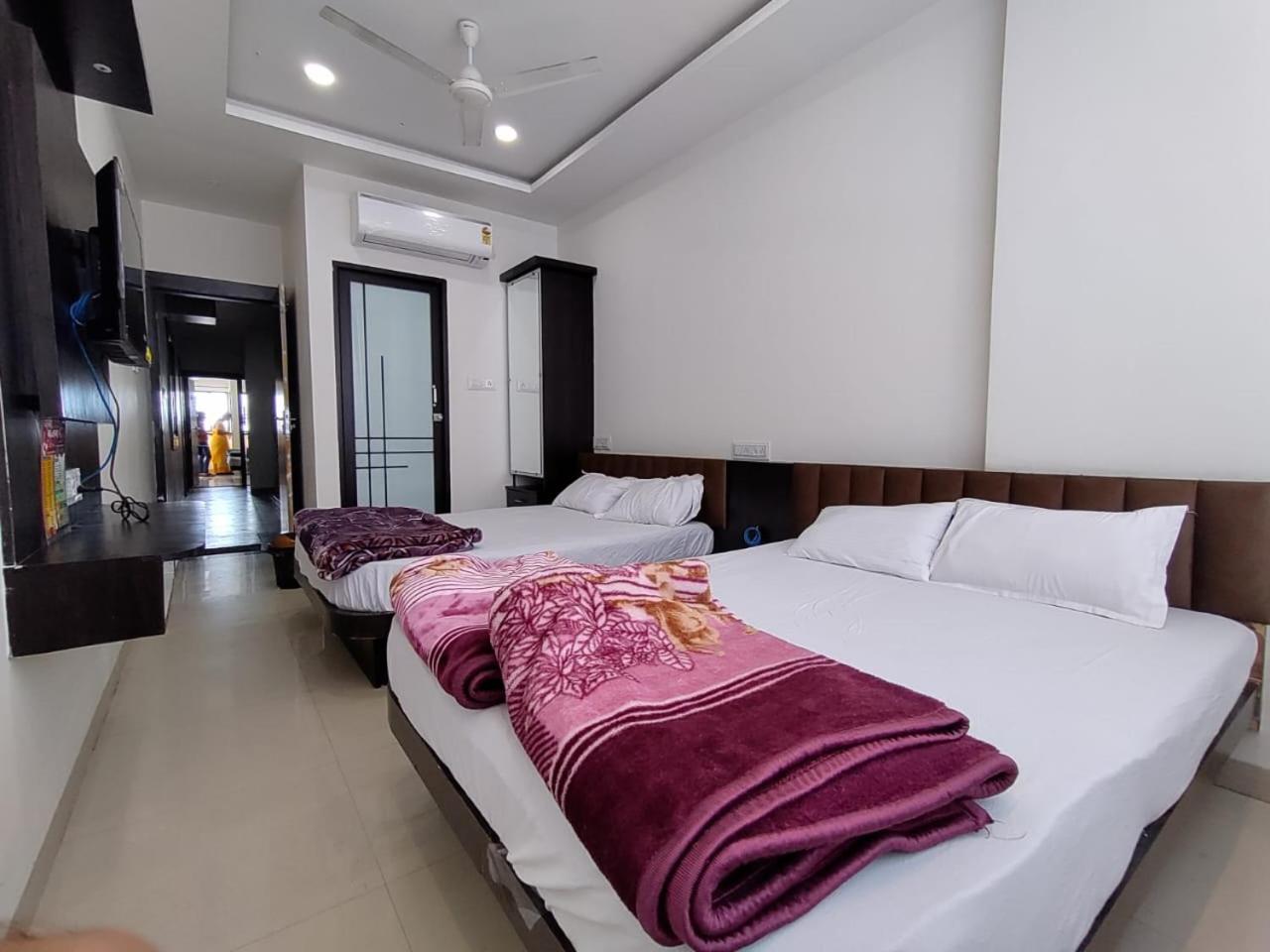 Hotel Jyoti Shree Uddzsaín Kültér fotó