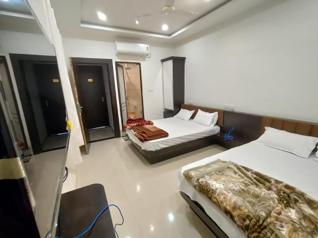Hotel Jyoti Shree Uddzsaín Kültér fotó