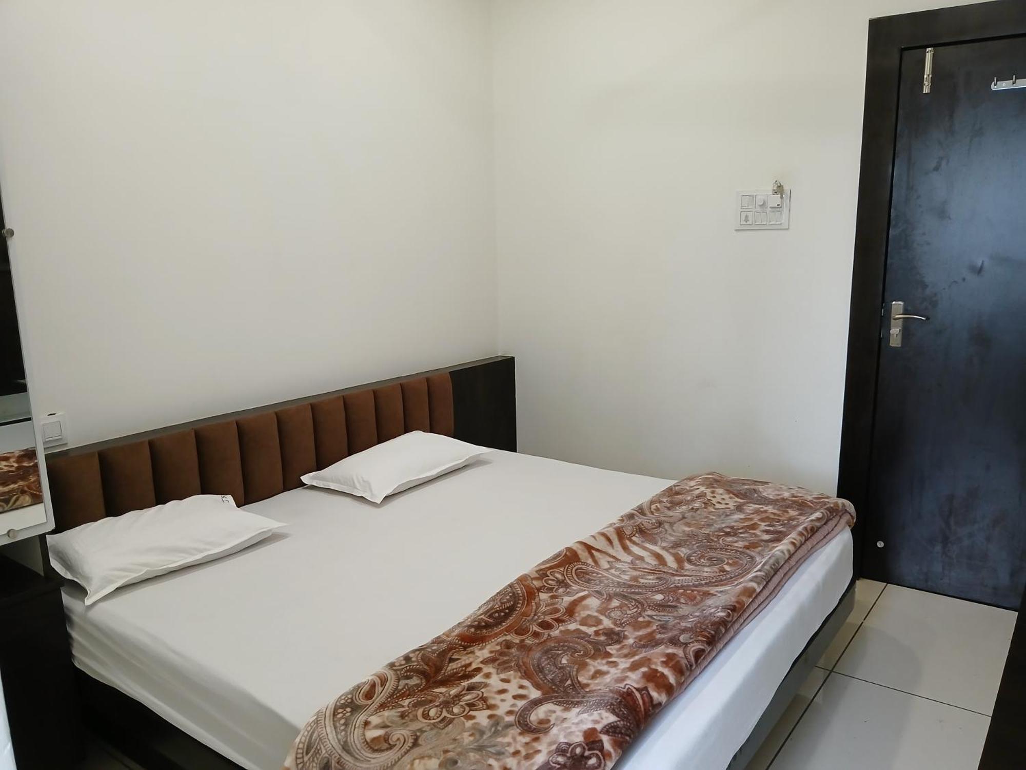 Hotel Jyoti Shree Uddzsaín Kültér fotó