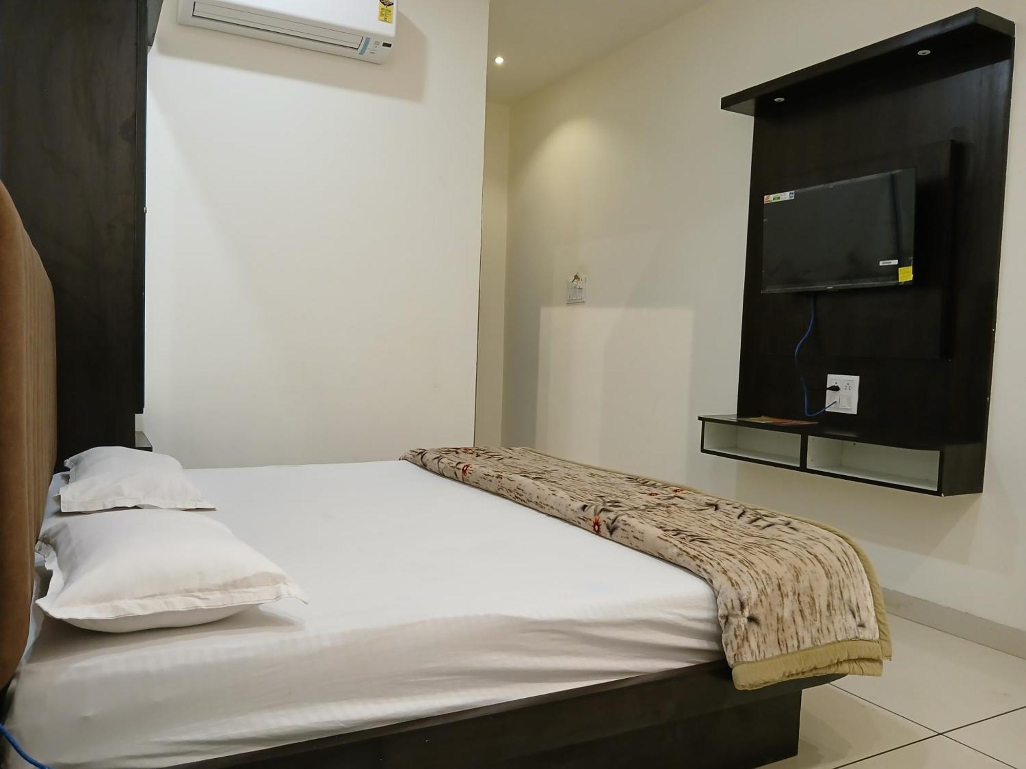 Hotel Jyoti Shree Uddzsaín Kültér fotó