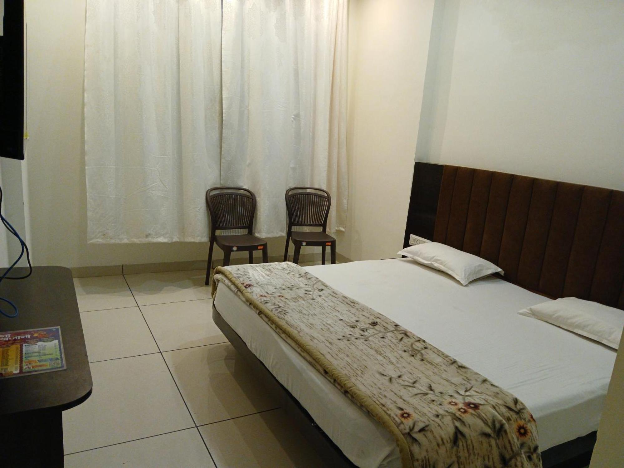 Hotel Jyoti Shree Uddzsaín Kültér fotó