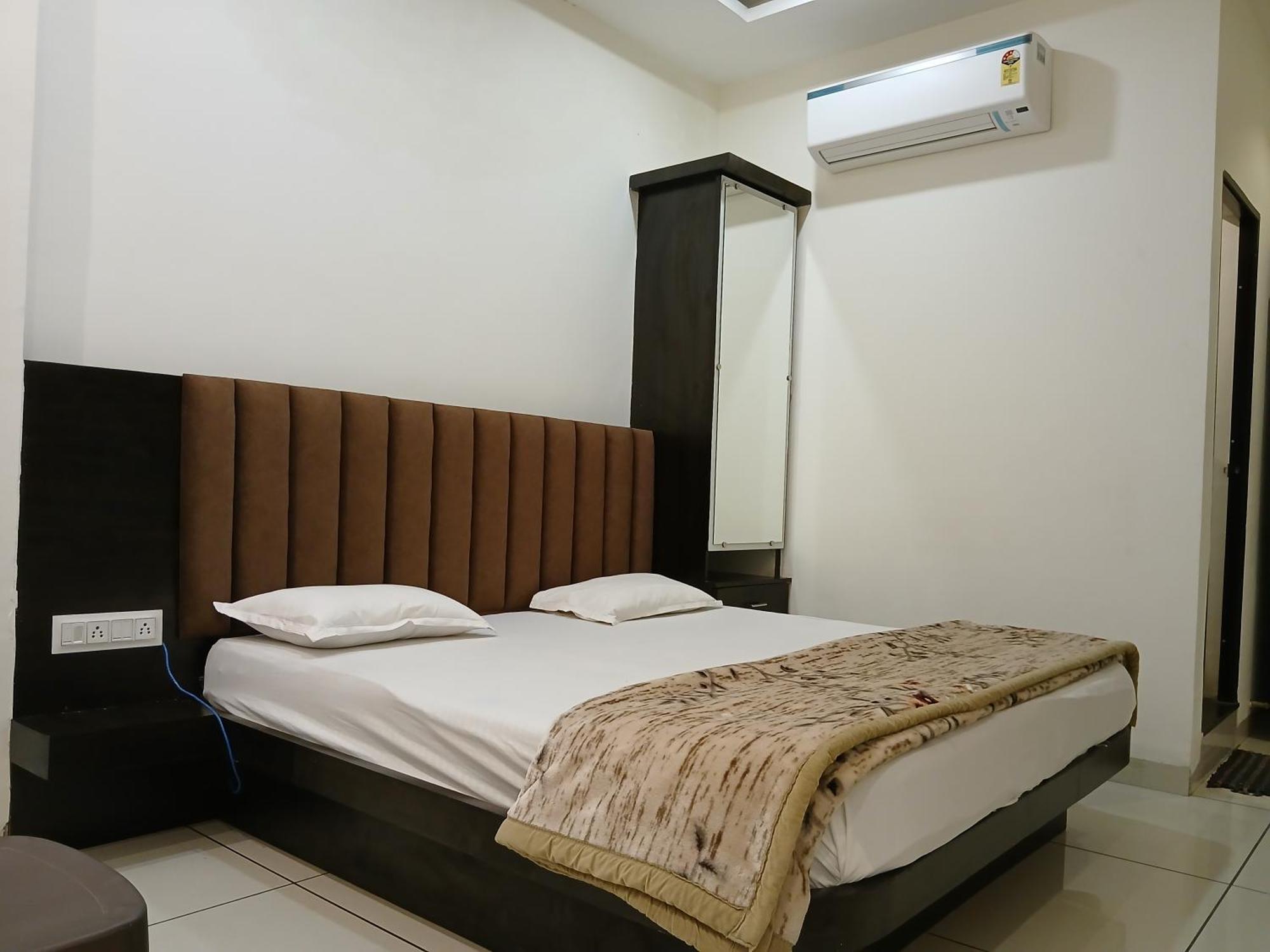 Hotel Jyoti Shree Uddzsaín Kültér fotó